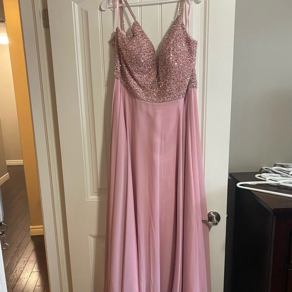 Graduation dress. Worn once. Size XXL with some alterations (I’m 5’4”, C cup) - Picture 1 of 4